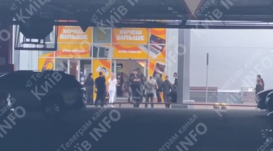 Скриншот з відео на якому демнструють нібито "захоплення ТРЦ "Sky Mall" у Києві