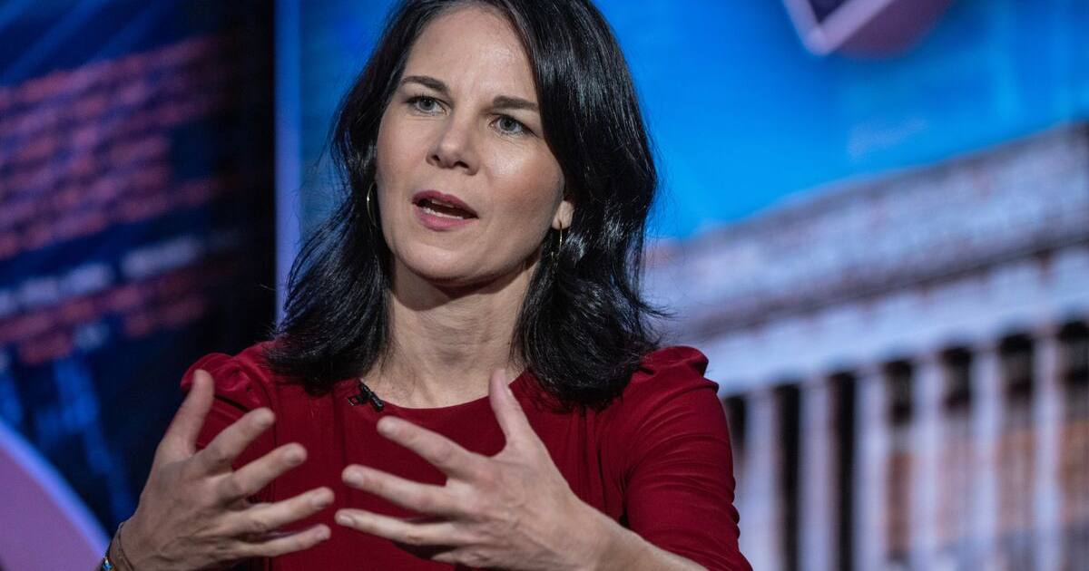 Министр иностранных дел Германии Анналена Бербок беседует с корреспондентом Bloomberg Аннмари Хордерн после своего выступления на ГА ООН / Фото Bloomberg