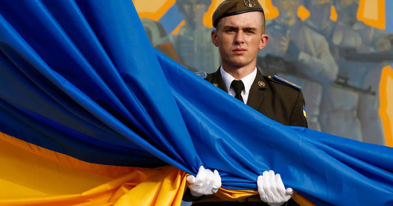 Підняття прапора у військовій академії у Львові: третя осінь війни загрожує бути важкою. Бракує солдатів і зброї, щоб зупинити російський наступ / Фото NZZ