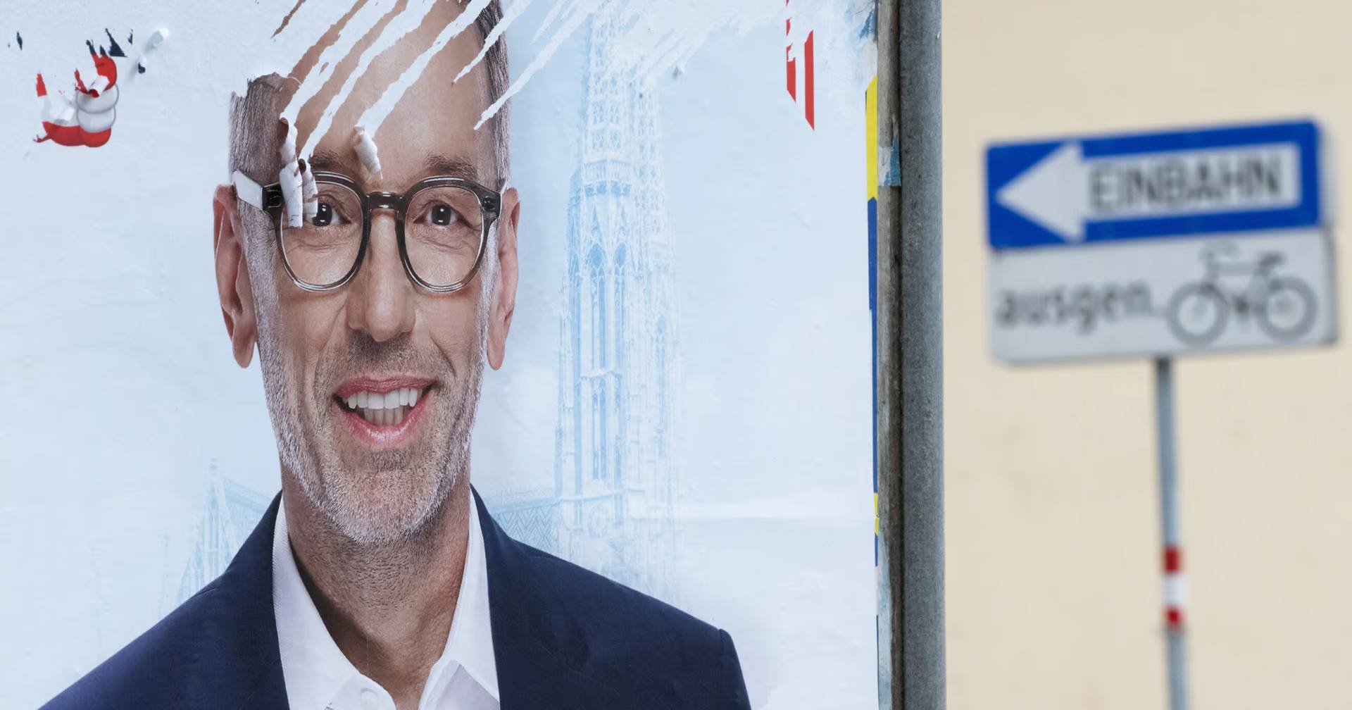 Пошкоджений білборд передвиборчої кампанії із зображенням Хербета Кікля з ультраправої Австрійської партії свободи / Фото Getty Images