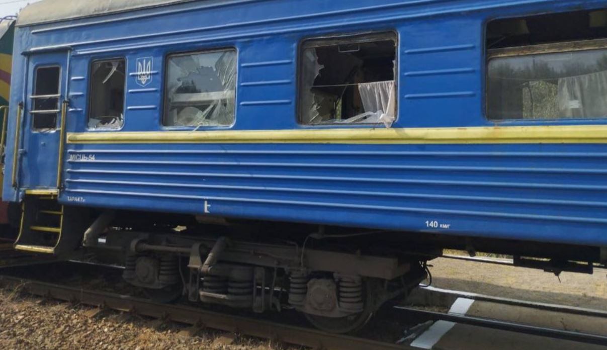 Пошкоджений внаслідок атаки дронами потяг на Сумщині / Фото: Сумська обласна прокуратура
