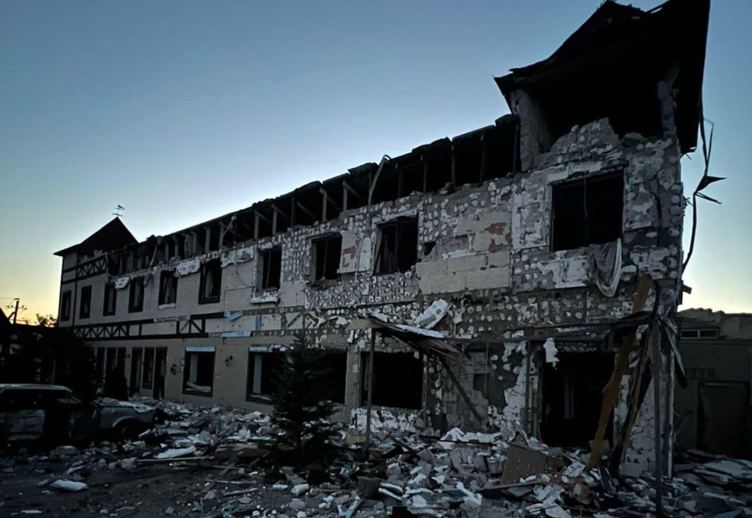 Поврежденный российским обстрелом отель в Славянске / Фото: Глава Славянской городской военной администрации Вадим Лях