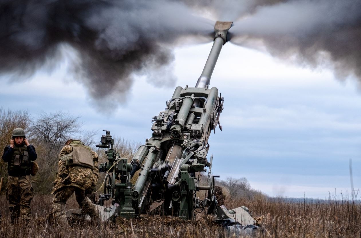 Бойцы 406 артиллерийской бригады ведут огонь из гаубицы M777 / Фото: 406 ОАБр