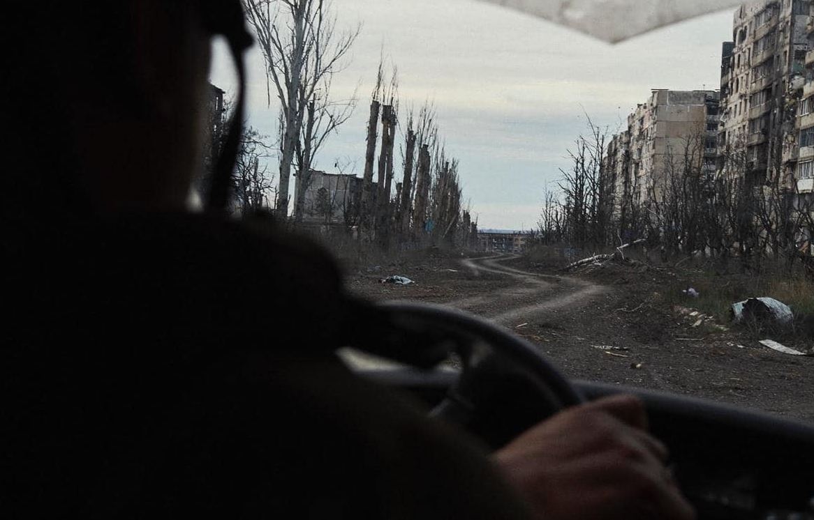 Військовий 72 омбр їде вулицею зруйнованого Вугледару / Фото: 72 ОМБр ім. Чорних Запорожців