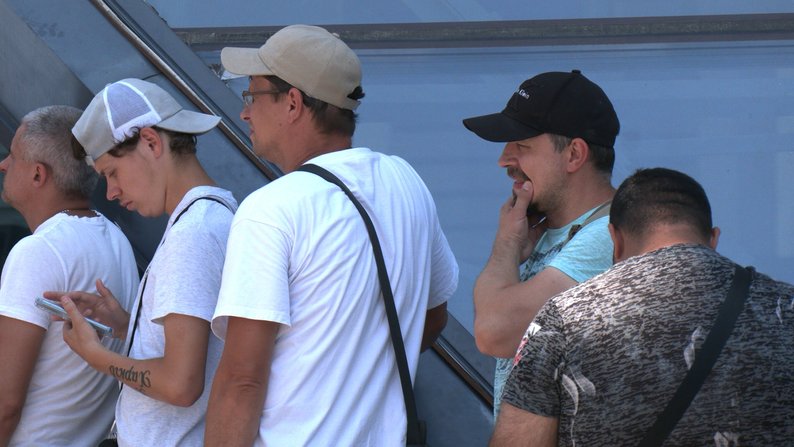 Військовозобов’язані у Харкові стоять у черзі на оновлення даних у ЦНАПі / Фото: Суспільне Харків