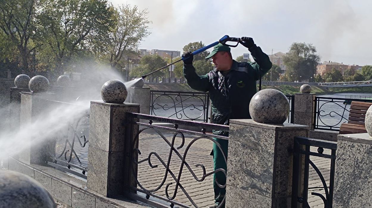 Харьковские коммунальщики борются с последствия пылевой бури / Фото: Харьковский городской совет