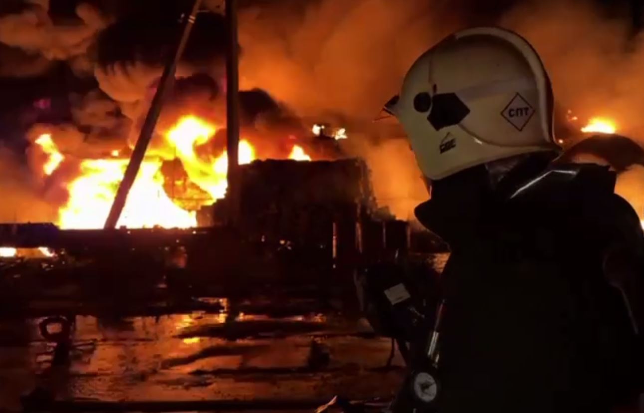 Пожежа на нафтобазі у Пермському краї Росії / Кадр з відео МНС Росії