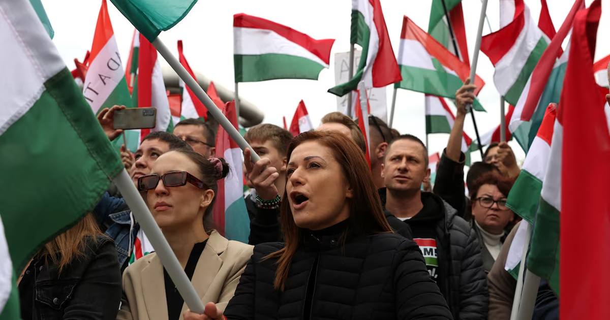 Люди во время акции протеста, организованной ведущей оппозиционной партией TISZA, у здания общественного телевидения в Будапеште, Венгрия, 5 октября 2024 года / Фото Reuters