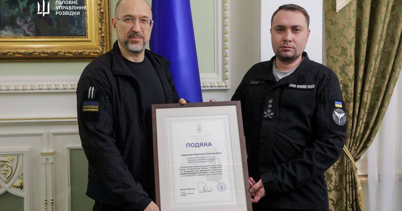 Премьер-министр Украины Денис Шмыгаль вручает руководителю ГУР Кириллу Буданову награду за вклад военной разведки в борьбе с российскими захватчиками во время войны / Фото телеграм-канал @DIUkraine