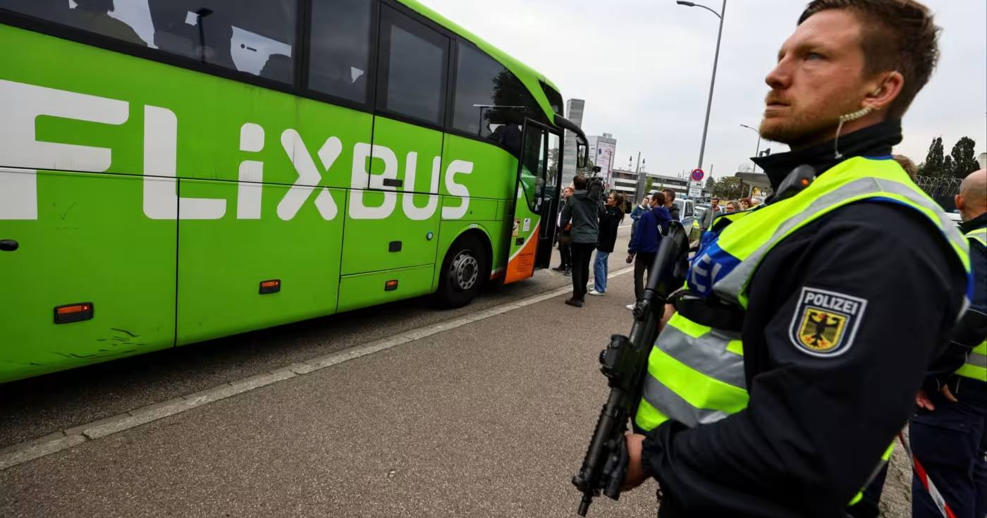 Немецкий полицейский стоит на страже порядка рядом с автобусом на границе с Францией в Келе, Германия / Фото Reuters