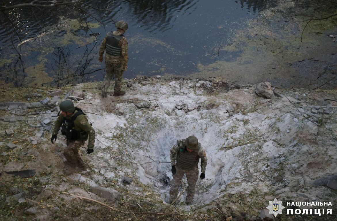 Воронка после российского удара по Харькову / Фото: Нацполиция