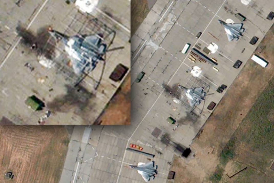 Спутниковые снимки пораженного истребителя Су-57 на аэродроме "Ахтубинск" / Фото: Maxar Technologies