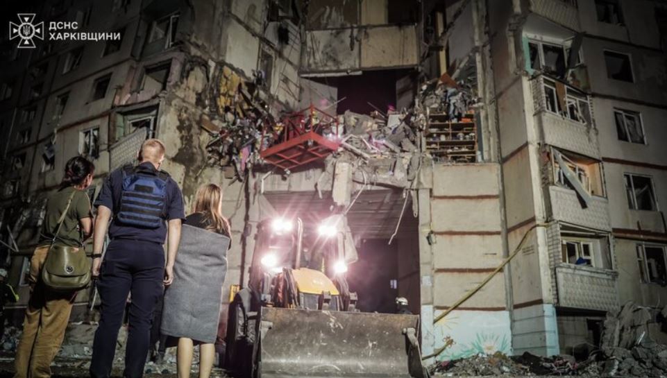 Последствия удара россиян по многоэтажке в Харькове / Фото: ГСЧС