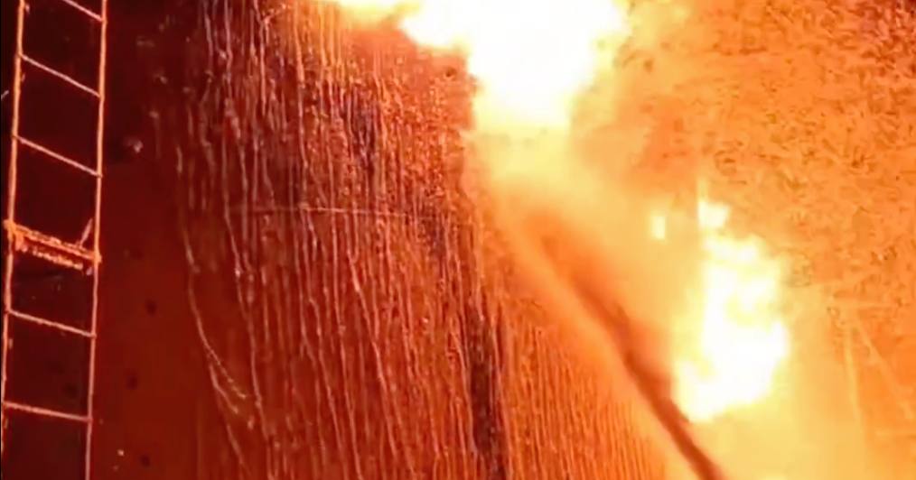 Горить одна з ємностей складу ПММ у Ровеньках / Скріншот відео