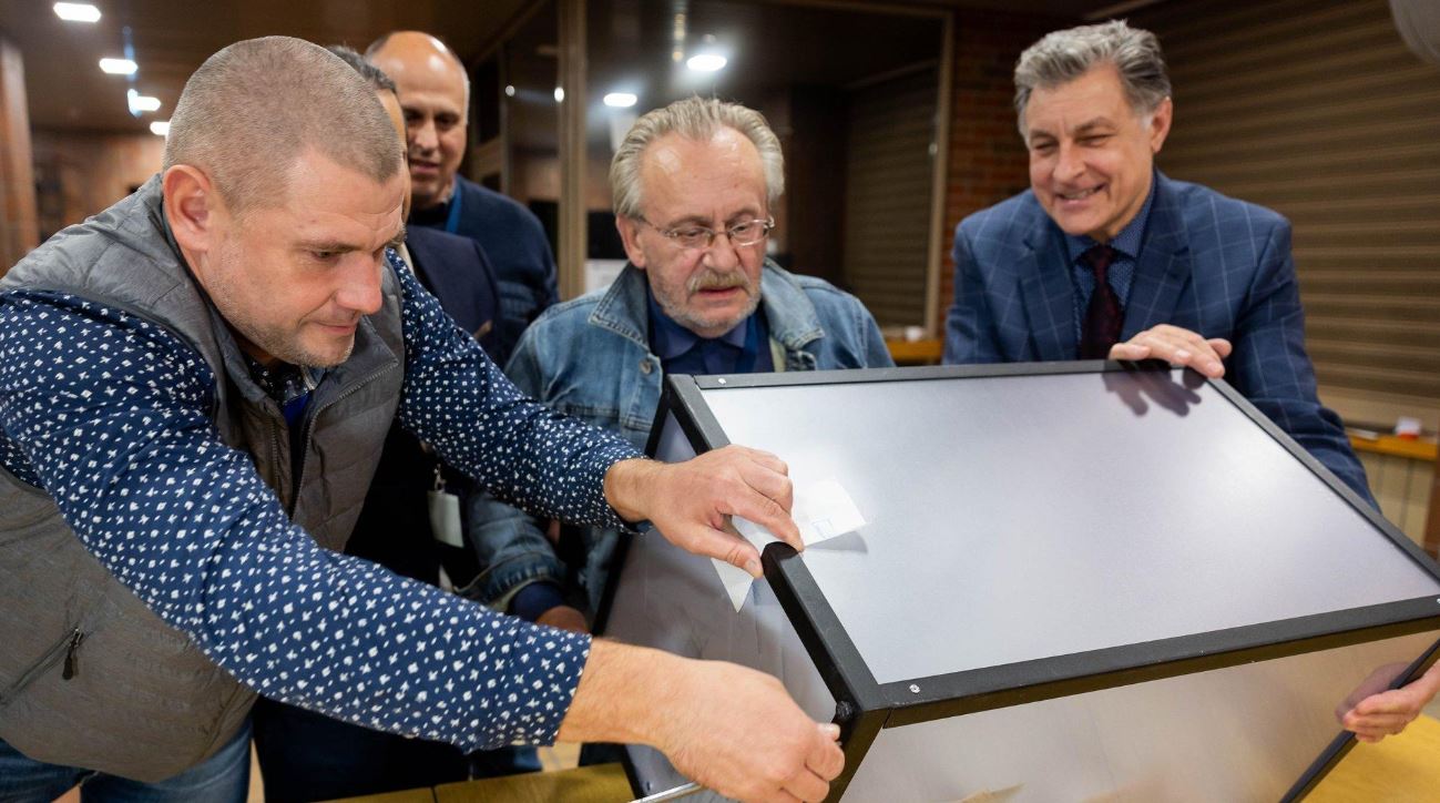 Открытие урны с бюллетенями в Литве / Фото: Elta