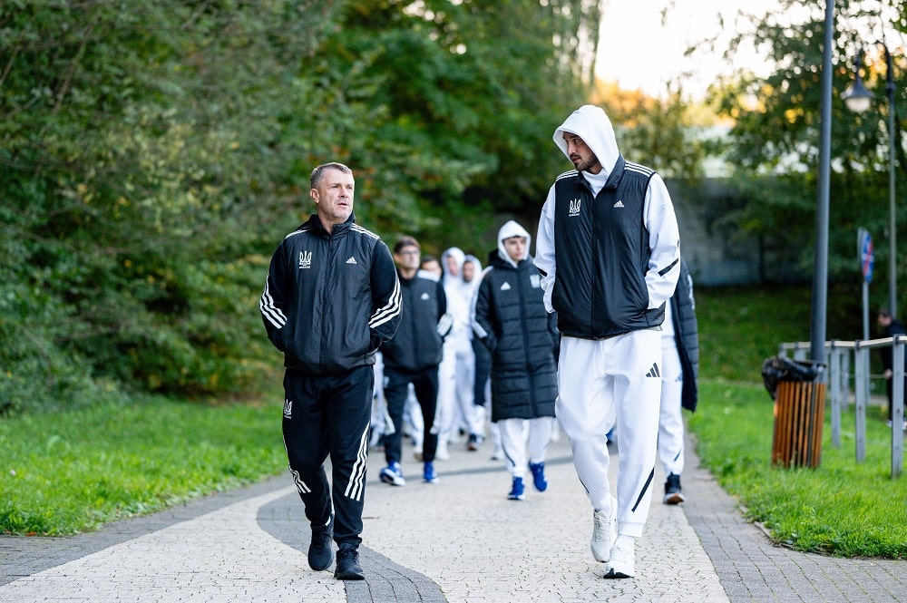 Головний тренер збірної України з футболу Сергій Ребров (ліворуч) та воротар Георгій Бущан (праворуч) / Фото: Дан Балашов, УАФ