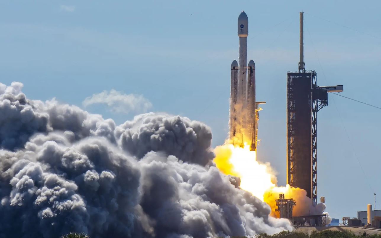 Тяжелая ракета Falcon Heavy с космическим кораблем NASA Europa Clipper стартует со стартового комплекса 39A в космическом центре имени Кеннеди во Флориде / Фото: NASA