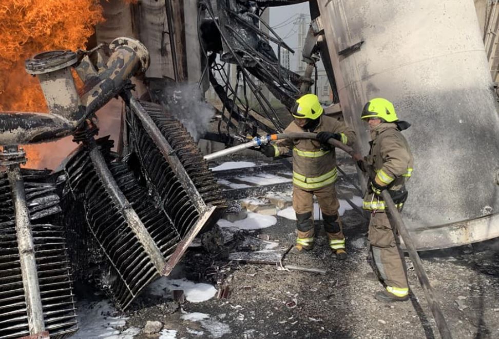 Рятувальники ліквідовують пожежу на енергетичному об'єкті / Фото: МВС