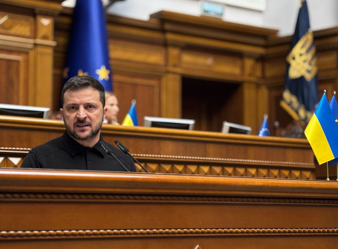 Президент Украины Владимир Зеленский во время презентации Плана победы в зале ВР / Фото: X/marybezuhla