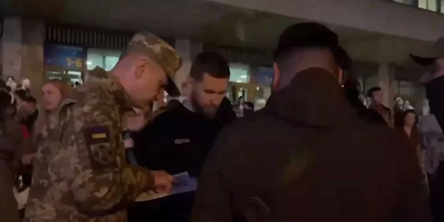 Во время концерта группы Океан Эльзы в Киеве около полусотни военных проверяли документы у мужчин / Скриншот с видео