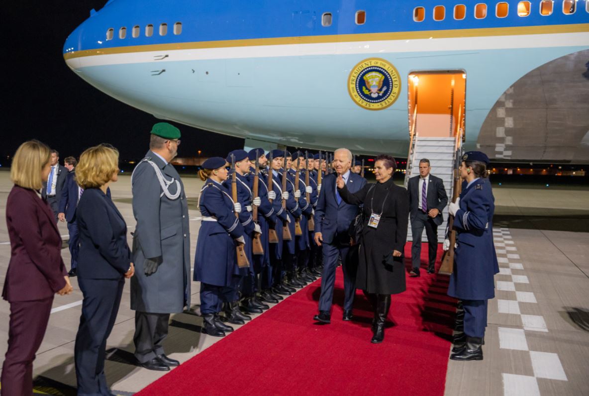 Президент США Джо Байден выходит с борта Airforce One в аэропорту Берлина / Фото: X/POTUS