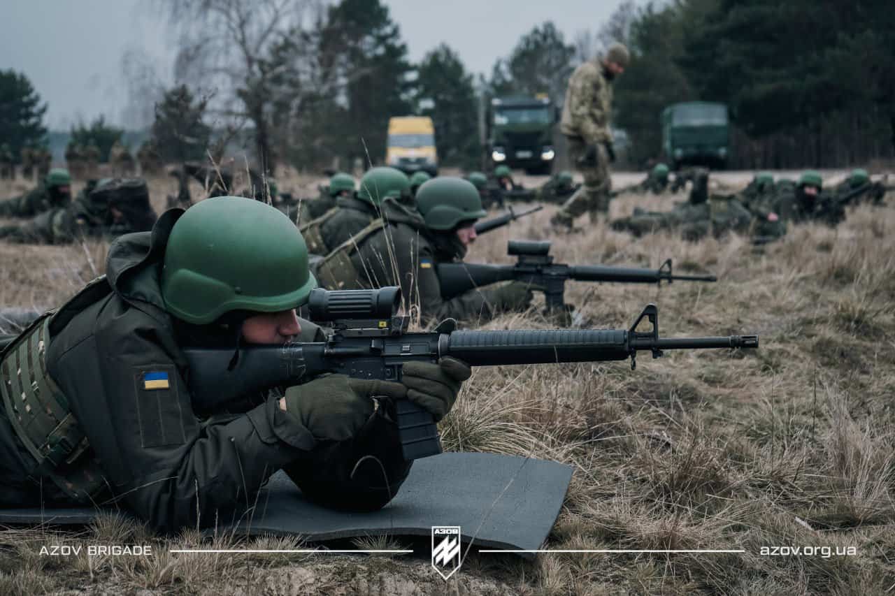 Военнослужащие штурмовой бригады "Азов" с канадскими винтовками С7 компании Colt Canada / Фото: "Азов"