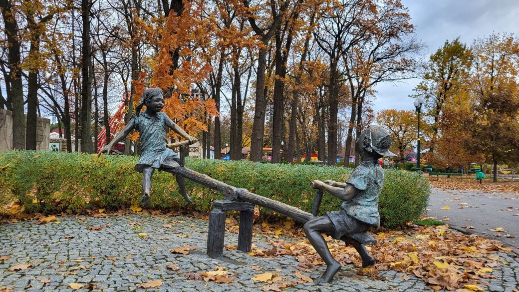 Скульптура у центральному парку Харкова / Фото: Суспільне
