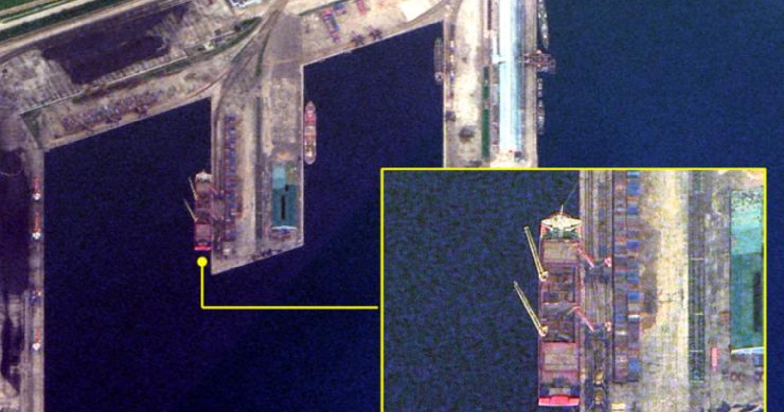 На этом фото, предоставленном Национальной разведывательной службой Южной Кореи 18 октября, показаны последние спутниковые снимки российского судна, вышедшего из северокорейского порта Наджин с северокорейским оружием, направляющимся в Россию / Фото Yonhap