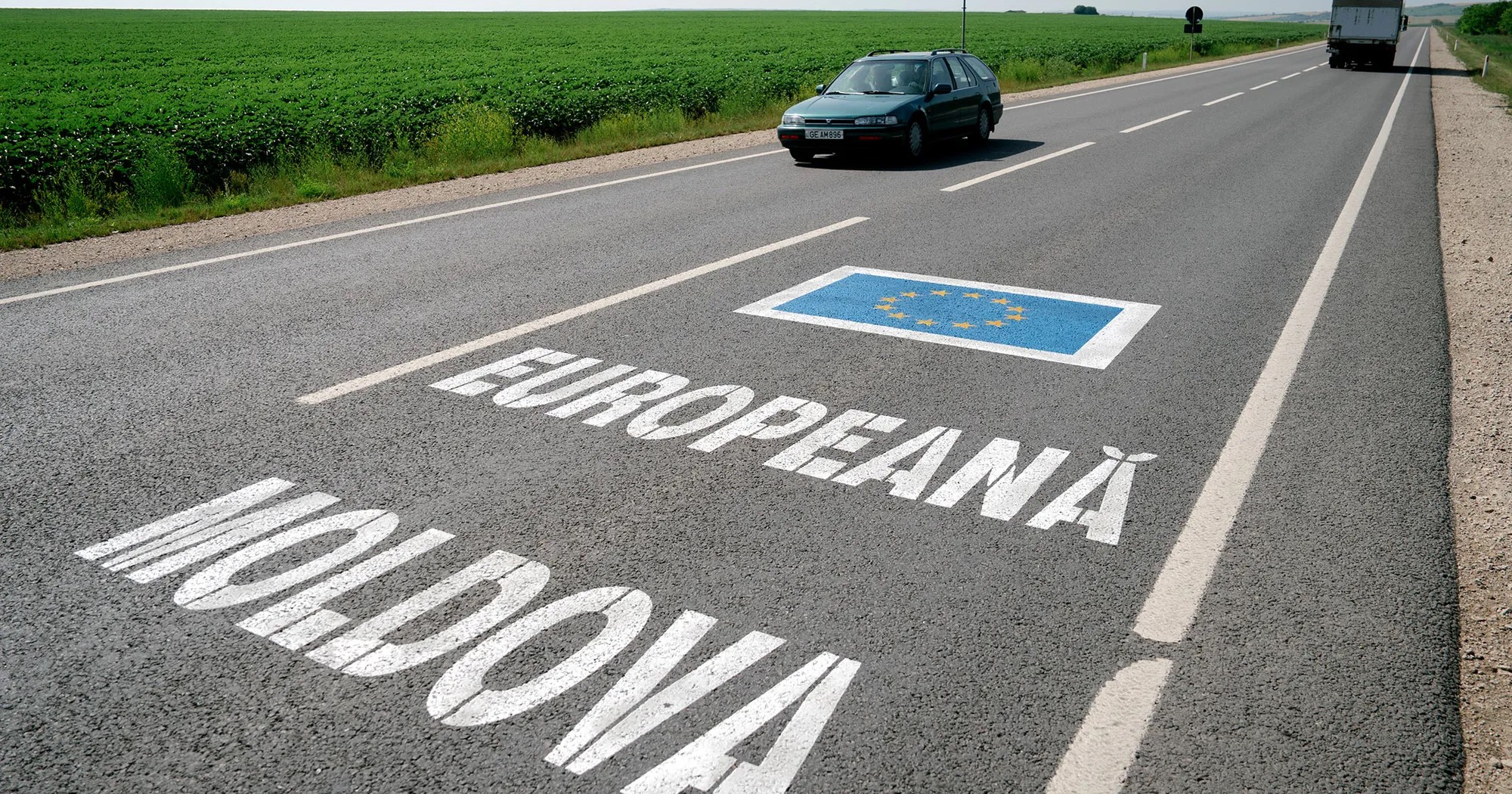 Знак на дороге в Молдове в преддверии референдума о вступлении в ЕС / Фото Bloomberg