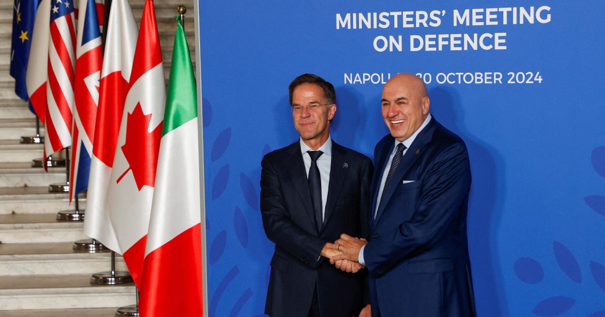 Генсек НАТО Марк Рютте и министр обороны Италии Гвидо Крозетто во время встречи министров обороны стран «Большой семерки» в Неаполе, Италия, 19 октября 2024 года / Фото Reuters