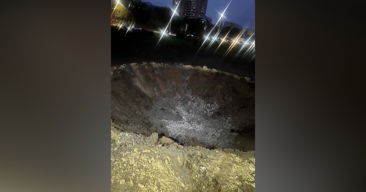 Величезна воронка після удару КАБом по Запоріжжю / Фото із соцмереж