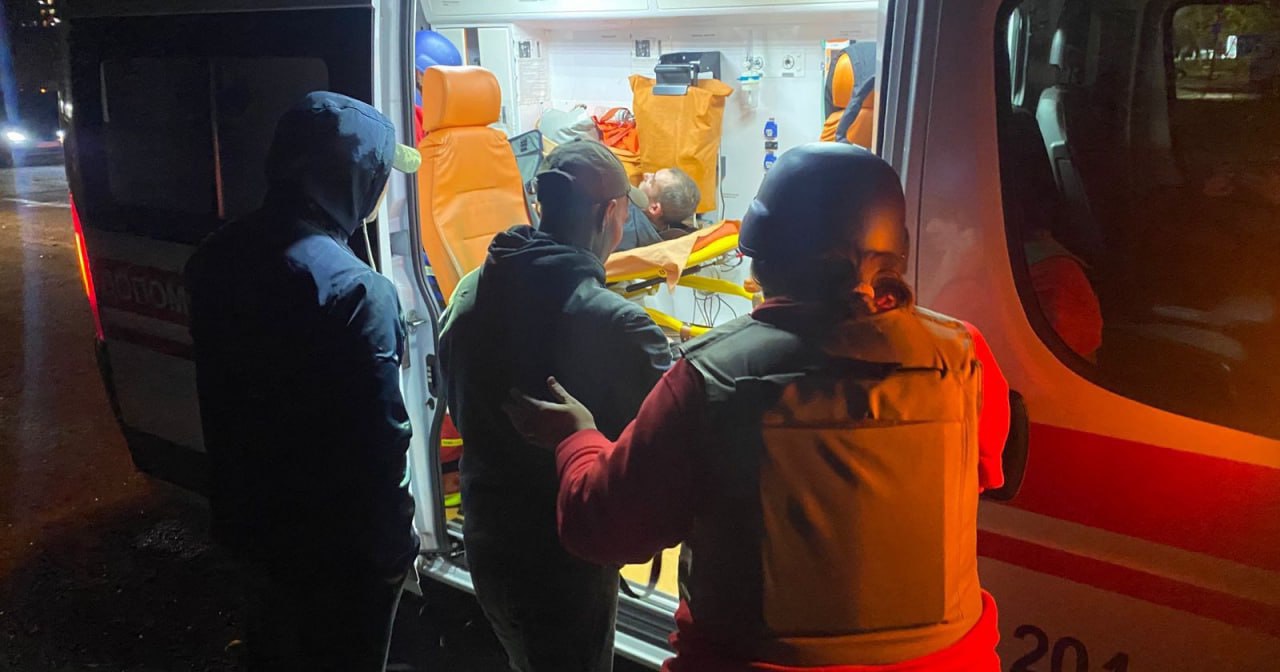 Постраждалий внаслідок удару по Запоріжжю у кареті швидкої допомоги / Фото ДСНС