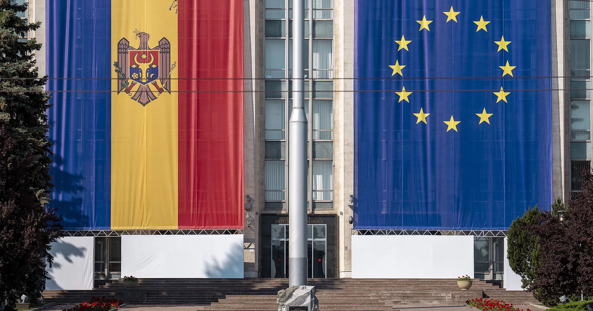 Будівля молдовського уряду, прикрашена прапорами Європейського союзу та Молдови, у Кишиневі, 31 травня 2023 року / Фото AP