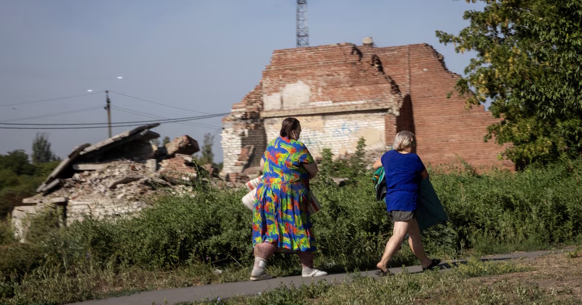 Женщины бегут в укрытие в Селидово под Покровском, Украина, 22 августа 2024 года / Фото Reuters