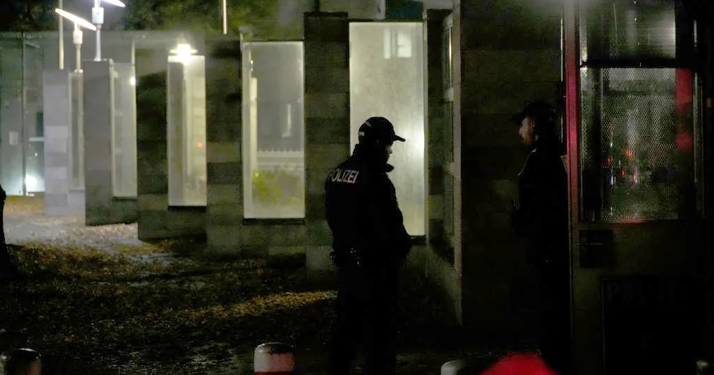 Поліцейські стоять перед посольством Ізраїлю в Берліні, 19 жовтня 2024 року / Фото Bloomberg