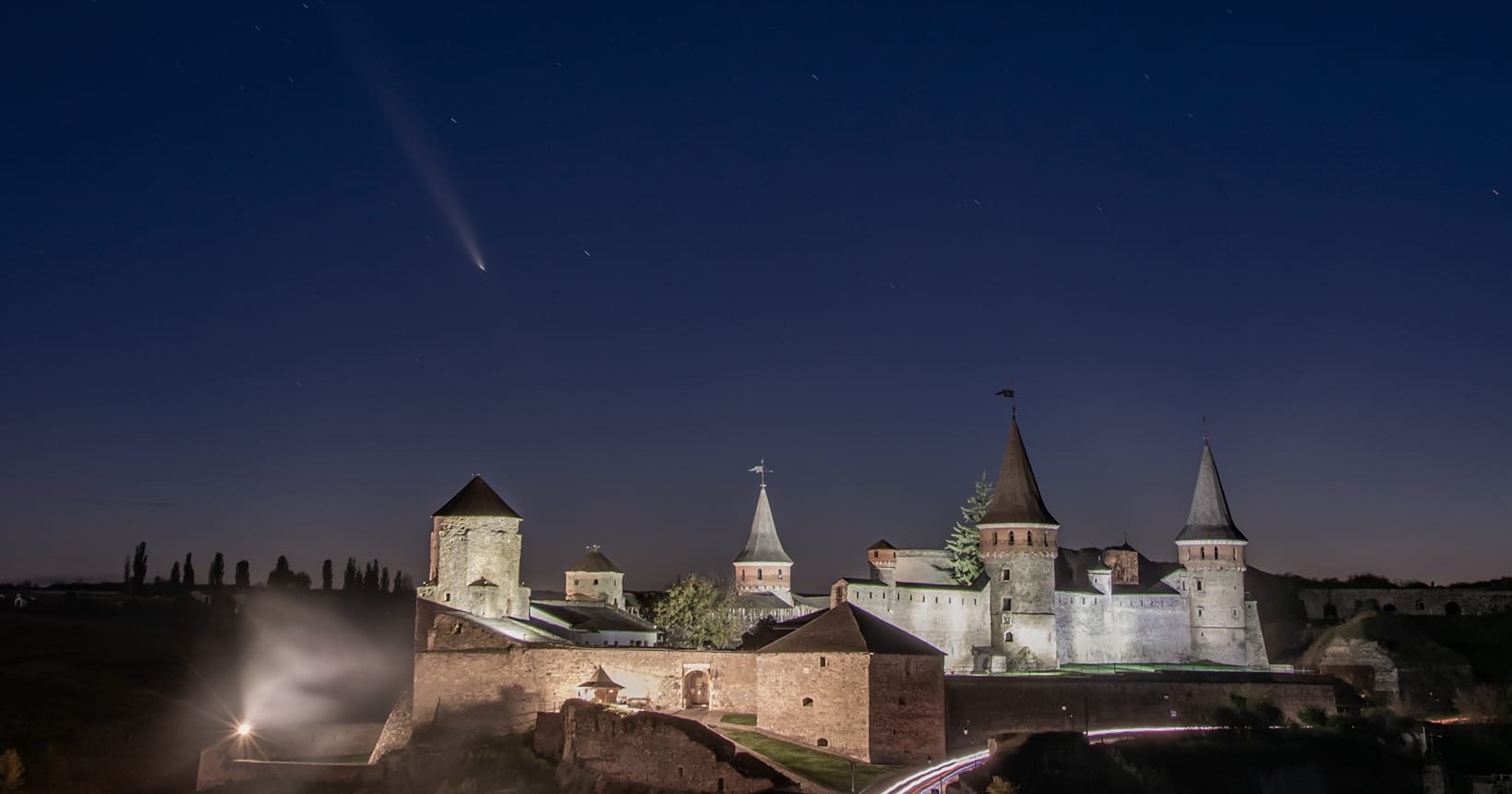 Комета Цзицзиньшань-ATLAS над крепостью в Каменец-Подольском 14.10.2024 / Фото Mykola Klym via «Фотопутешествия по Украине»