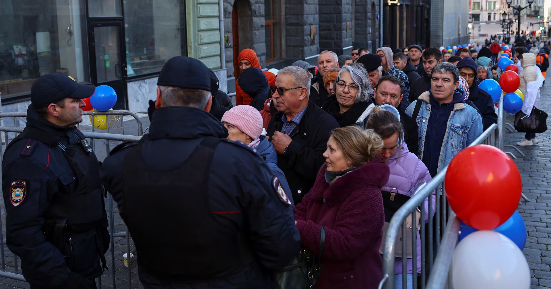 Люди стоят в очереди у избирательного участка, расположенного в здании посольства Молдовы в центре Москвы, 20 октября 2024 / Фото Reuters