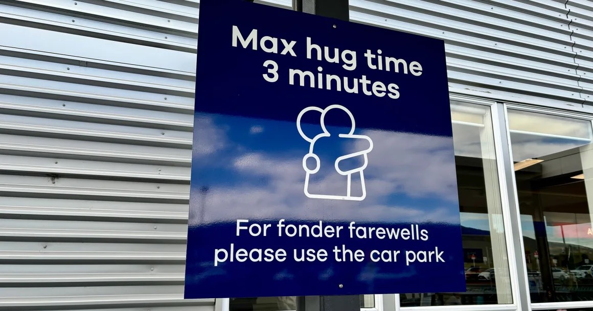 Надпись на указателе: “Максимальное время объятий 3 минуты. Для более теплых прощаний воспользуйтесь парковкой” / Фото CNN