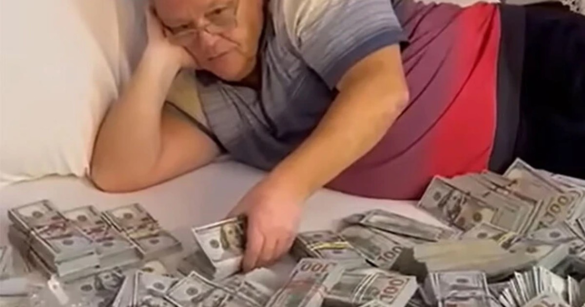 Вдома у керівниці Хмельницького обласного центру медико-соціальної експертизи правоохоронці відшукали $5,2 млн, 300 тис. євро, понад 5 млн грн, брендові прикраси та коштовності / Скріншот із відео у соцмережах