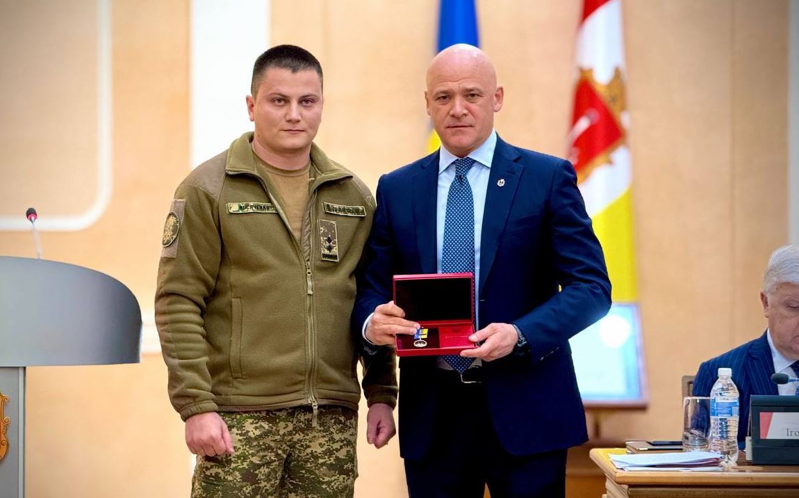 Заступник командира бригади НГУ "Спартан" Андрій Косяченко та мер Одеси Геннадій Труханов / Фото: Telegram Одеса. Офіційно