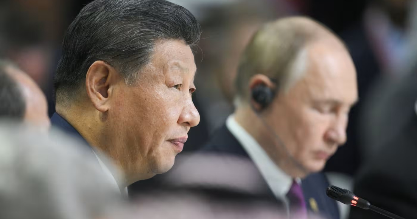 Си Цзиньпин и Владимир Путин на саммите BRICS / Фотохост-агентство brics-russia2024.ru