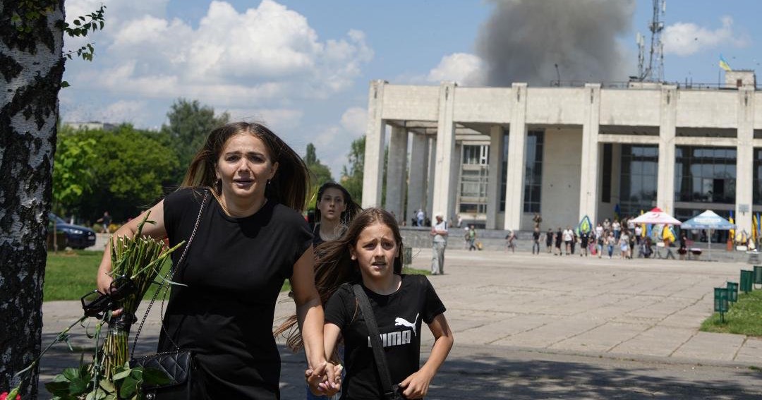 A family fleeing from shelling by Russian troops, Pervomaysk, Mykolaiv region. Illustrative photo / Photo by Oleksandr Magula, Time