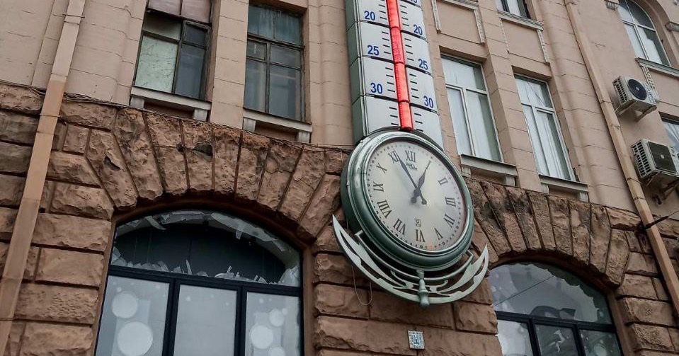 Часы-«градусник» в Харькове / Фото МГ «Объектив»