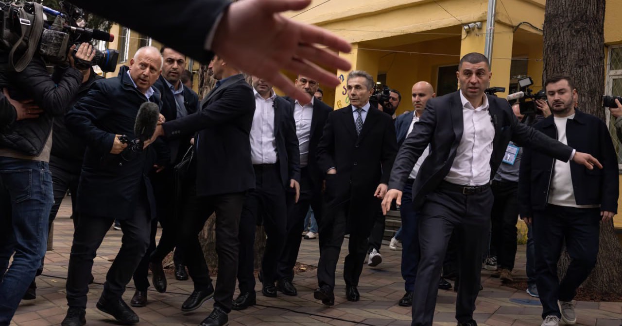 Фактичний глава Грузії Бідзіна Іванішвілі в оточенні охорони / Фото Politico