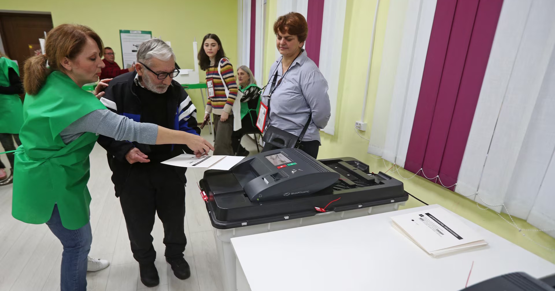 Виборець голосує на виборчій дільниці під час парламентських виборів у Тбілісі, Грузія, 26 жовтня 2024 року / Фото Reuters