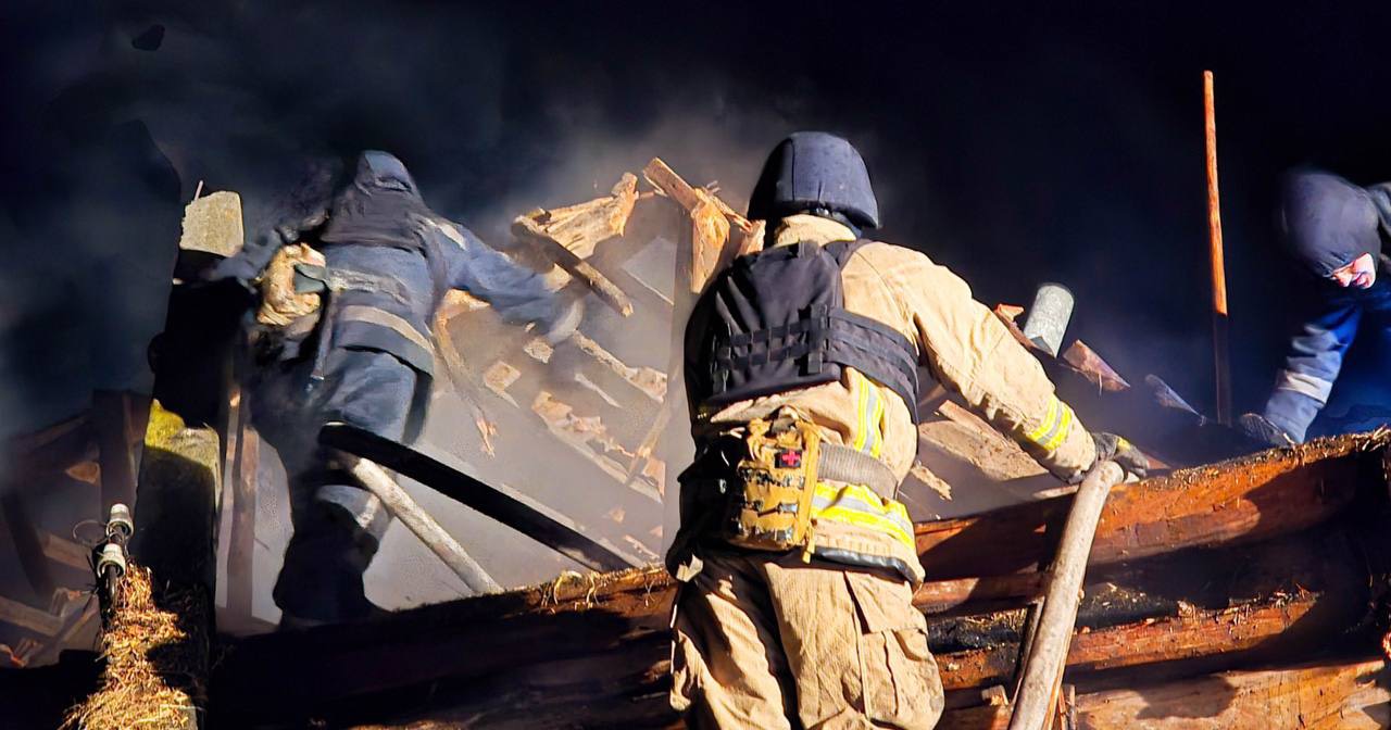 Сумская область: спасатели трижды ликвидировали пожары в жилом секторе, которые вызвали вражеские удары / Фото ГСЧС