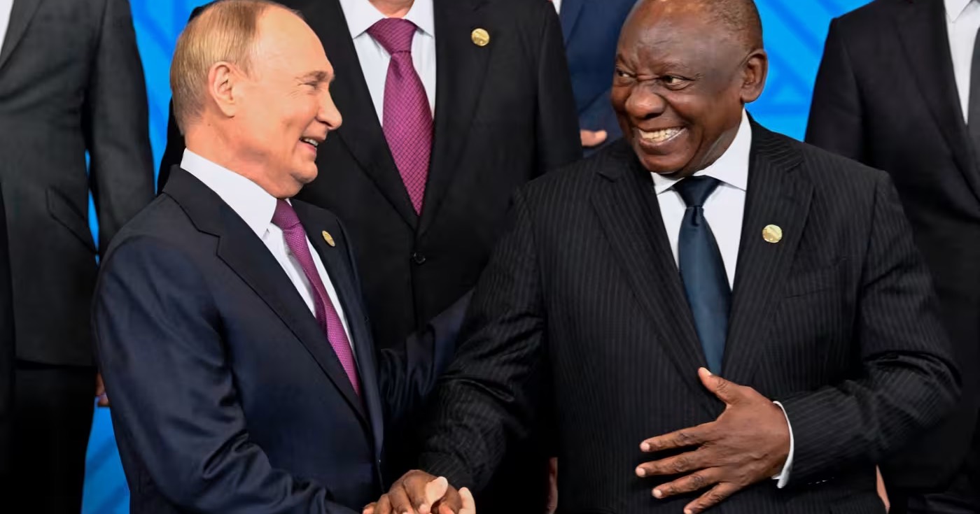 Владимир Путин с Сирилом Рамафосой на саммите БРИКС в Казани / Фото AFP