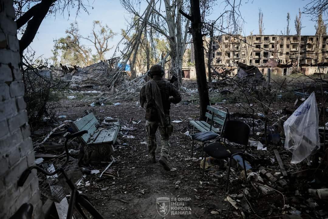 Снайпер 24 ОМБр в городе Часов Яр / Фото: 24 ОМБр имени короля Даниила.