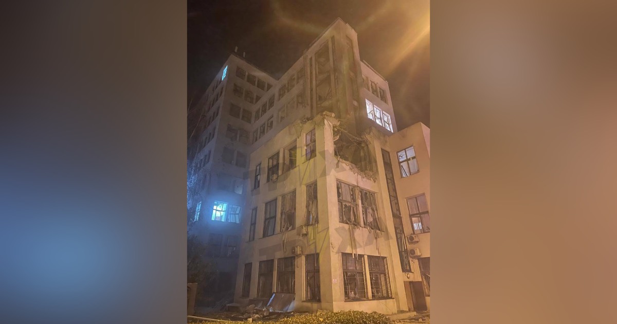 Внаслідок обстрілу центральної частини Харкова пошкоджено будівлю Держпрома / Фото із соцмереж