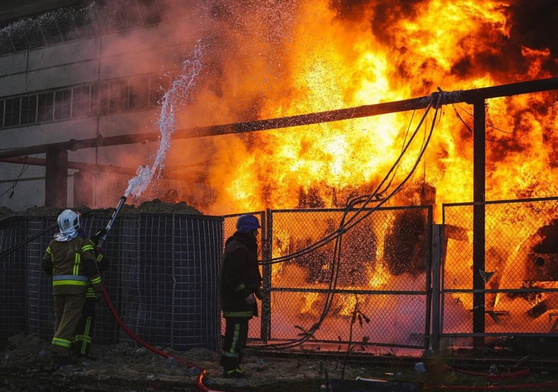 Пожежники ліквідують наслідки російького удару / Фото: t.me/V_Zelenskiy_official